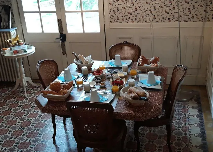 Les D'hotes De Luneil Bed & Breakfast 4*